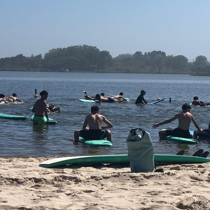 Curso de Técnico de Desporto da ETPC Promove "Dia do Surf" na Praia de Mira