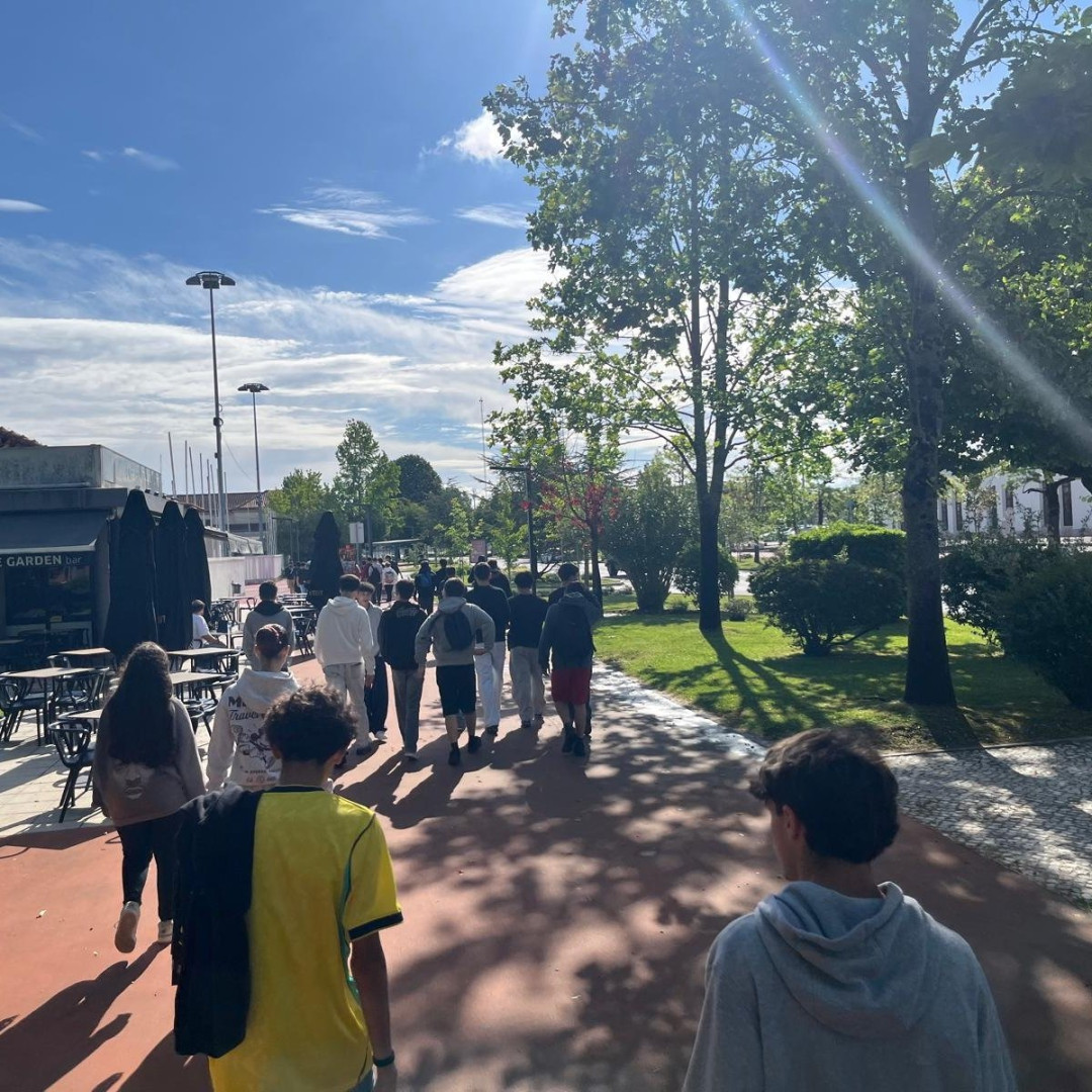 Comunidade Escolar da ETPC Une-se em Caminhada pela Segurança Rodoviária
