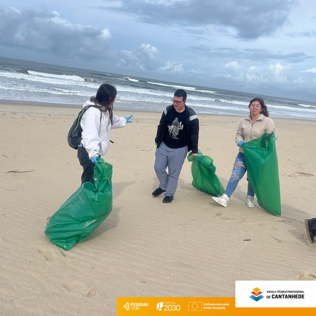 Alunos da ETPC participam em Limpeza da Praia da Tocha e Visitam Centro de Interpretação da Arte Xávega